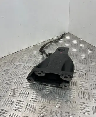 BMW 5 E60 E61 Engine mounting bracket 6771072 103827