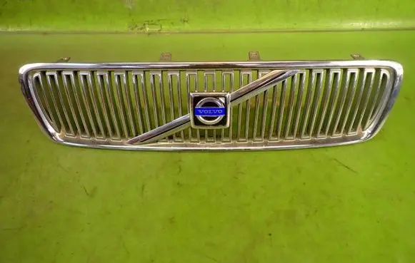 Volvo V70 Front bumper upper radiator grill 09190386
