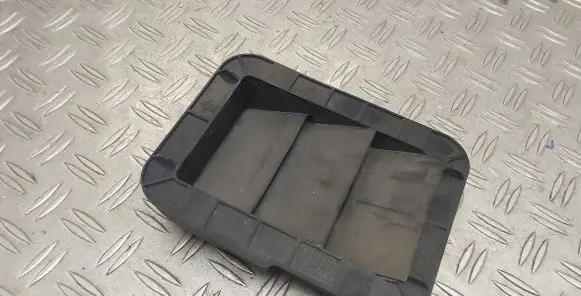 Quarter panel pressure vent