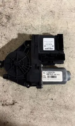 Volkswagen Touran I Front door window regulator motor 1T0959701 400781P