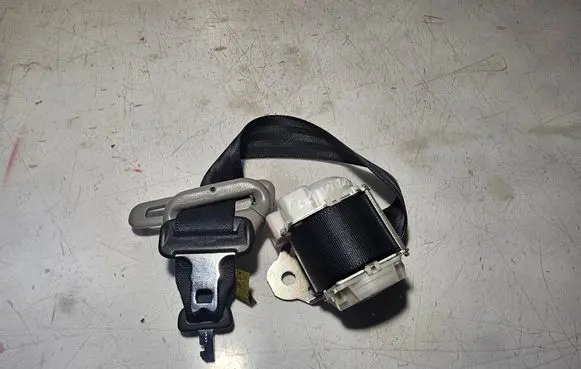 Toyota Yaris Middle seatbelt (rear) 7E6070 166442