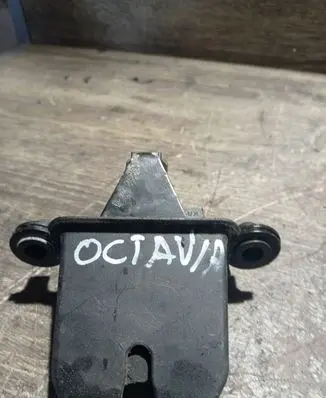 Skoda Octavia Mk2 (1Z) Loading door lock 1Z5827501D