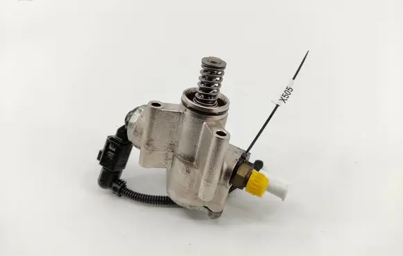 Audi A3 S3 8P Fuel injection high pressure pump 03C127025R