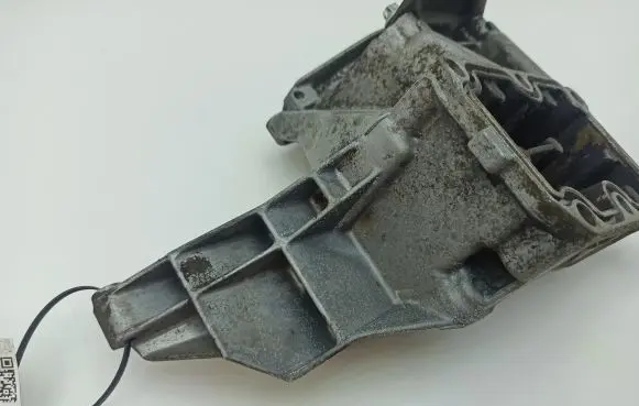 Mercedes-Benz CLK A208 C208 A/C compressor mount bracket R1112361330