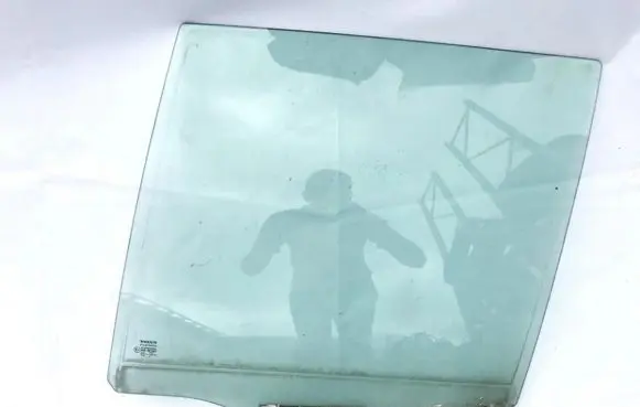 Volvo XC90 Rear door window glass