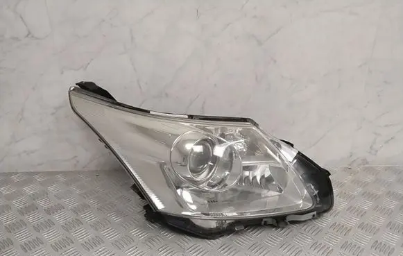 Toyota Avensis T270 Headlight/headlamp 8111805310