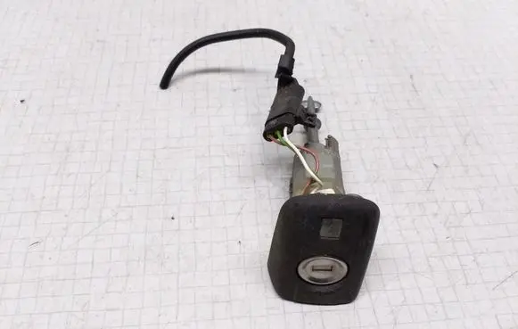Mercedes-Benz E W210 Front door lock (next to the handle) 