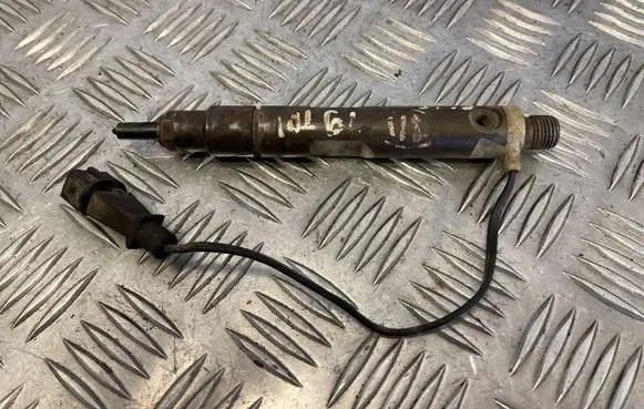 Volkswagen Golf III Fuel injector 028130201J
