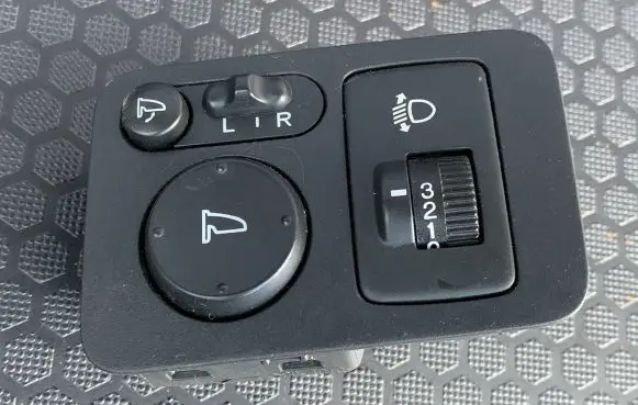 Honda CR-V Wing mirror switch M33212