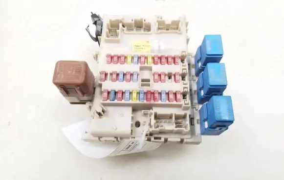 Nissan Primera Fuse module 24350AV700