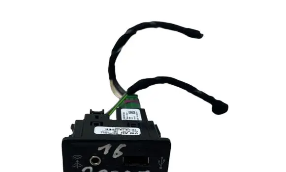 Volkswagen PASSAT B8 AUX in-socket connector 5G0035222E