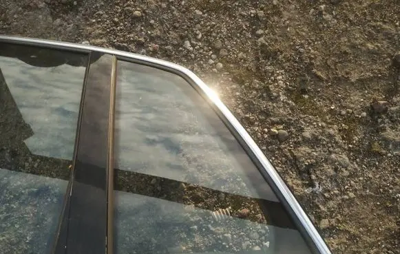 Volkswagen Phaeton Rear vent window glass 