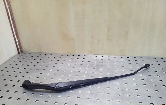 Peugeot 4007 Front wiper blade arm
