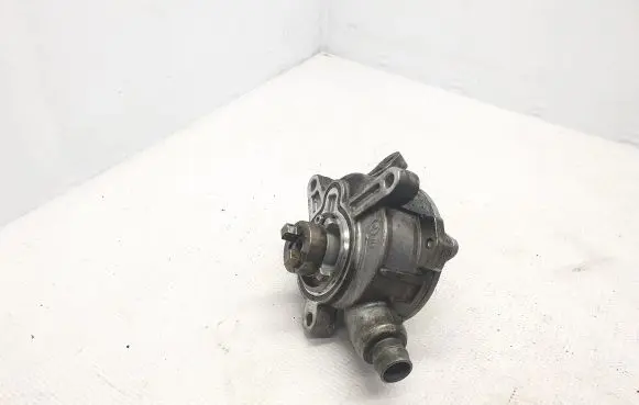 Volvo V70 Vacuum pump 08658230