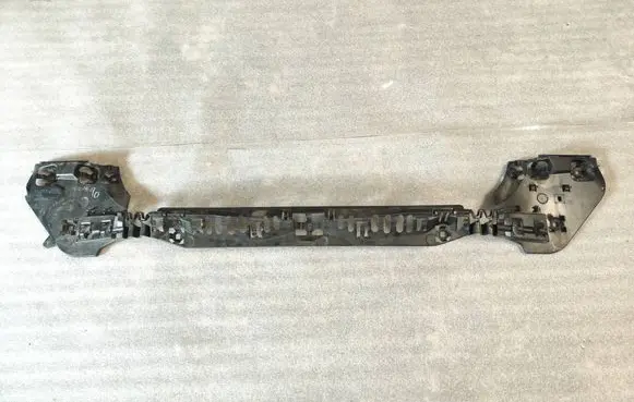 Rear bumper mounting bracket