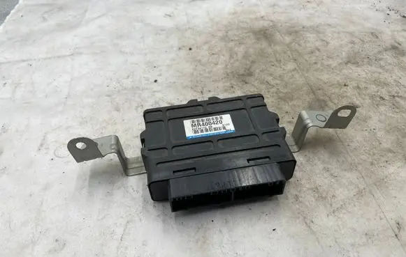 Mitsubishi Pajero Engine control unit/module MR400420