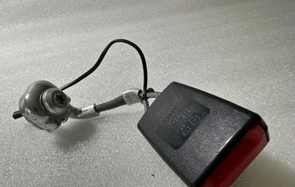 BMW 5 F10 F11 Rear seatbelt buckle 724327307 B081210 34074554