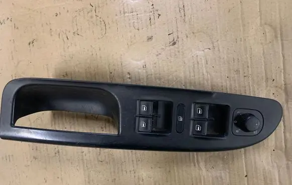Volkswagen PASSAT B6 Front door window switch trim 3C1867171B