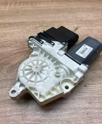 Volkswagen PASSAT B6 Rear door window regulator motor 975280200 3C9959703