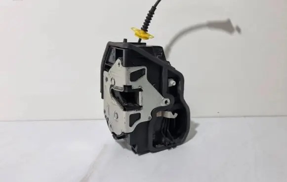 BMW X3 E83 Front door lock 7167073
