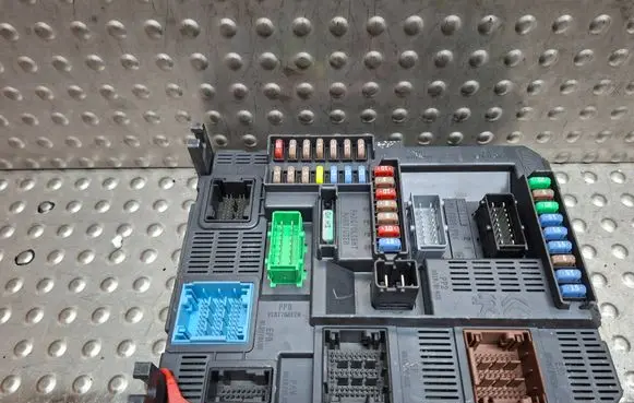 Peugeot 308 Fuse module S26312690 9807054180
