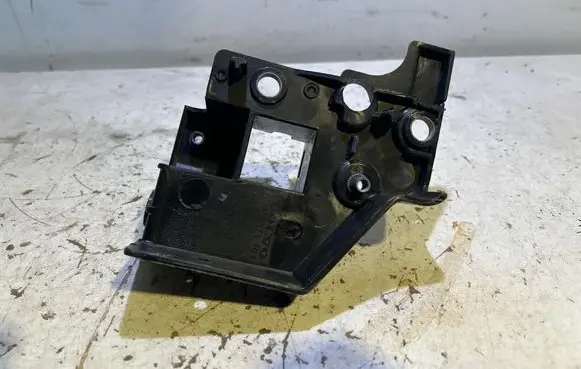 Headlight/headlamp mounting bracket