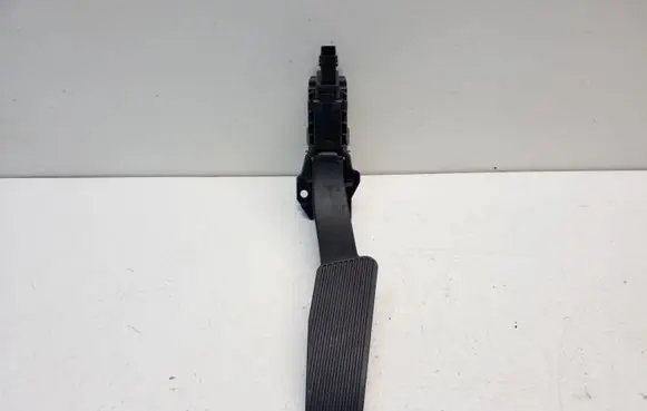 Accelerator throttle pedal