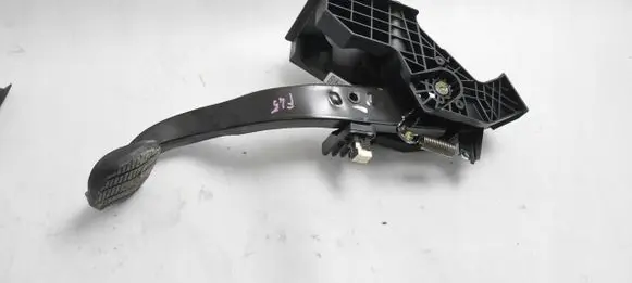BMW 2 F46 Clutch pedal 6856596
