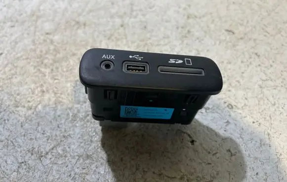 Dodge Challenger USB socket connector 68294633AB 53420549 33271182