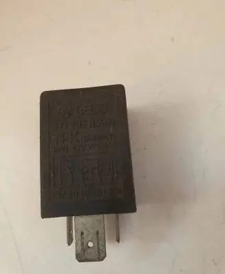 Volkswagen PASSAT B2 Fuel pump relay 321906059H