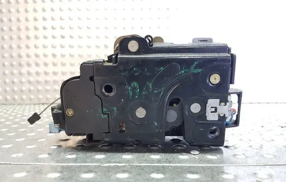 Volkswagen Golf VI Rear door lock S27705601 7L0839016