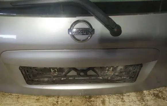 Nissan Note (E11) Trunk door license plate light bar 