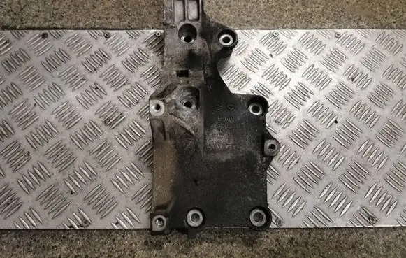 Volkswagen PASSAT B6 Generator/alternator bracket 03C903143A