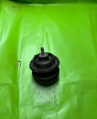 BMW 5 E39 Engine mount bracket 6751281