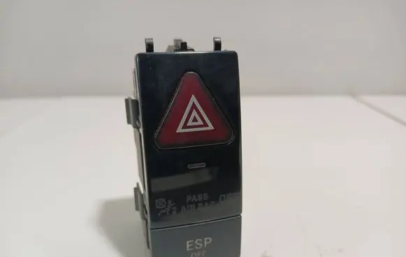 Mercedes-Benz C W204 Hazard light switch 2048706858 0628000741 33690402