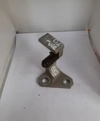 Volkswagen PASSAT B6 Front door upper hinge 3C0831402C