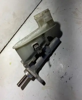 Honda CR-V Brake fluid reservoir 