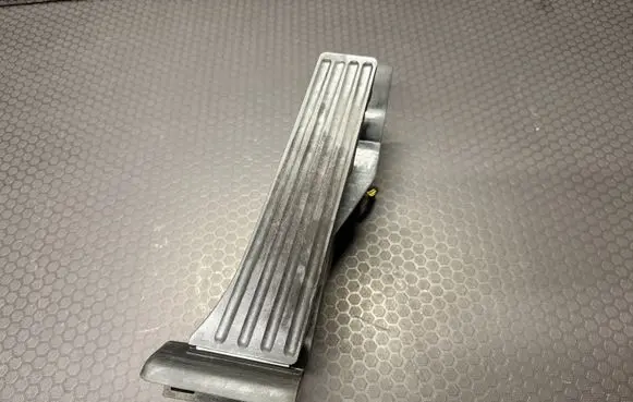 Accelerator throttle pedal
