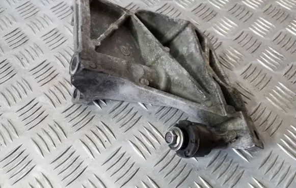 Infiniti EX Engine mounting bracket