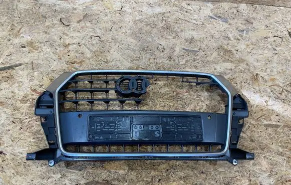 Audi Q3 8U Front bumper upper radiator grill 8U0853653M S2502N137