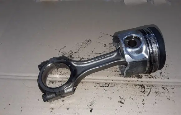 Toyota Avensis T250 Piston with connecting rod 86L78