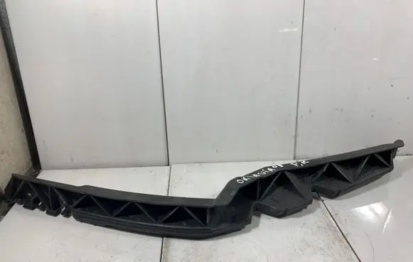 Skoda Octavia Mk2 (1Z) Front bumper mounting bracket 1Z0807183