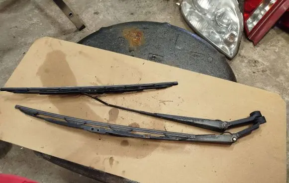 Suzuki Forenza Front wiper blade arm 