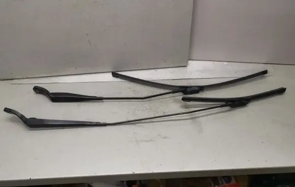 Citroen Berlingo Front wiper blade arm 9682974780 9682974380