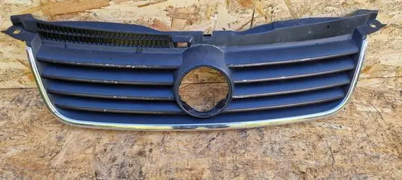 Volkswagen PASSAT B5 Front bumper upper radiator grill GR009
