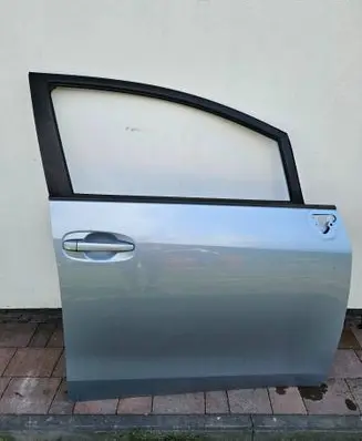 Toyota Verso Front door