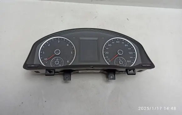 Volkswagen Tiguan Speedometer (instrument cluster) 5N0920982D