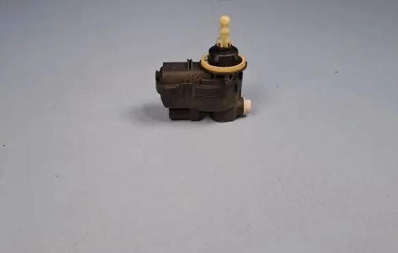 Toyota Yaris Headlight level adjustment motor 92002119