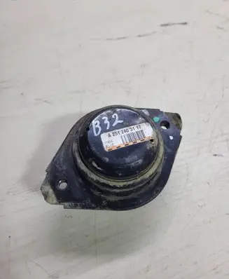 Mercedes-Benz R W251 Engine mount bracket A2512403117