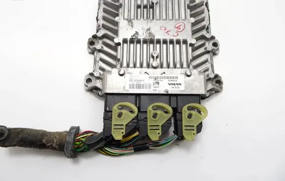 Volvo C70 Engine control unit/module 31211071AA SID803AM 5WS40562A